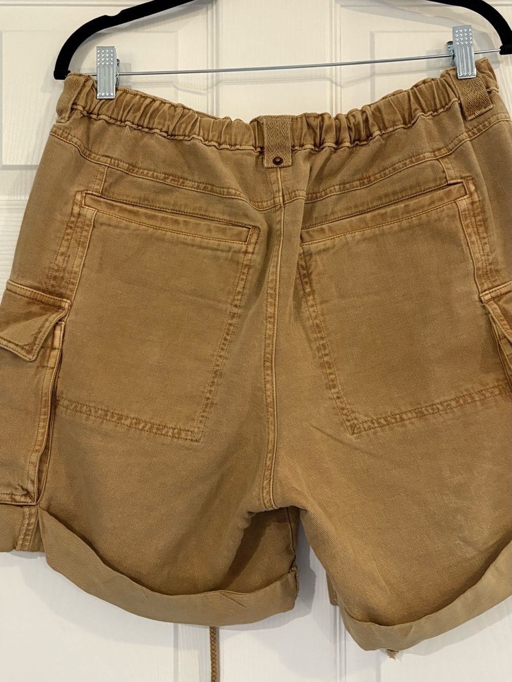 FREE PEOPLE Women's Cargo Drawstring Shorts in Iced Coffee - Picture 4 of 6
